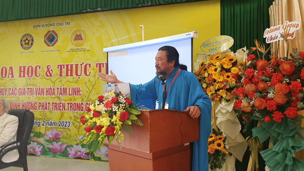 TS. Nguyễn Đăng Huy - Chủ tịch Viện Nghiên cứu và Phát triển Văn hóa Dân tộc Việt Nam (INREC) trình bày tham luận tại Hội thảo.