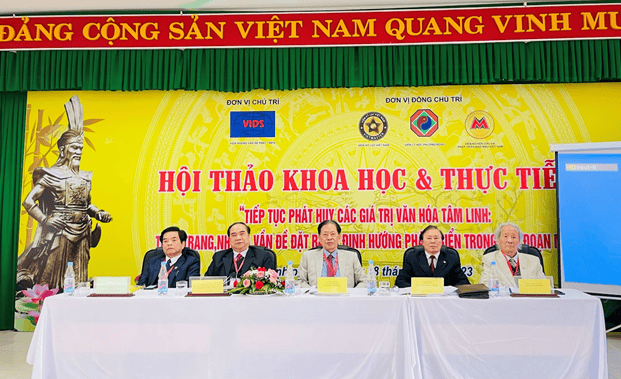 Đoàn Chủ tịch Hội thảo.