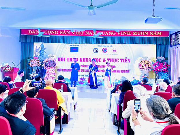 Trước khi diễn ra Hội thảo, các đại biểu đã cũng nhau thưởng thức những tiết mục văn nghệ đặc sắc do các nghệ sĩ đến từ đoàn nghệ thuật UNESSCO biểu diễn.