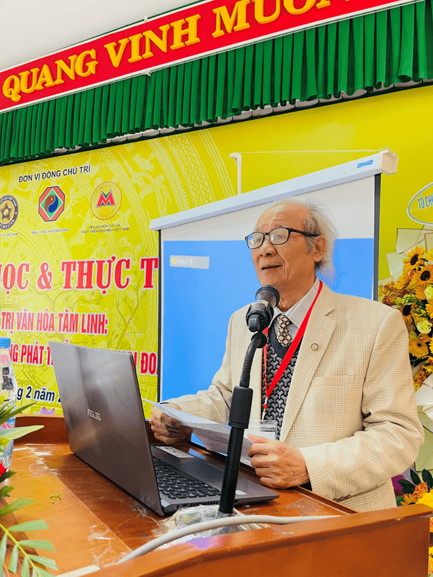 TS. Cao Xuân Nguyên – Viện trưởng Viện Lý số Phương Đông trình bày tham luận.