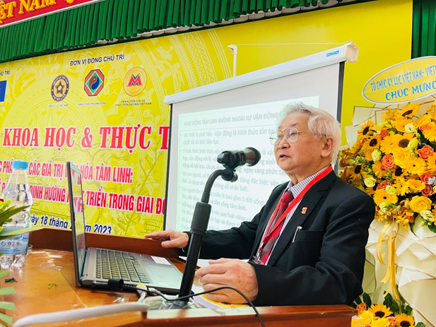 TS. Nguyễn Vi Khải – Thành viên ban tư vấn của Thủ tướng Chính Phủ – Viện phó Viện Những vẫn đề phát triển (VIDS) trình bày tham luận.