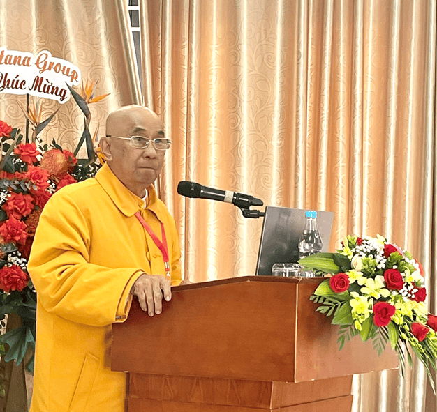 GS. TS. Hòa thượng Thích Huệ Đăng trình bày tham luận tại Hội thảo.